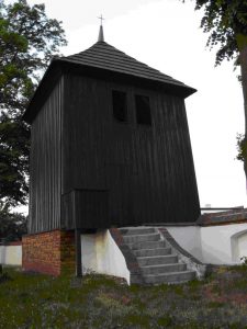 Drewniana dzwonnica przykościelna